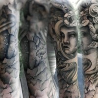 Coole und mystische schwarze und weiße böse Meduse Tattoo am Ärmel