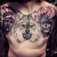 Cooler and mystischer schwarzer und weißer realistischer Wolf mit Indianerhäuptlinge Tattoo auf der Brust