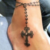 Tatuaje en el tobillo, 
pulsera con cruz preciosa