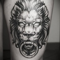 Cooles antik aussehendes Oberschenkel Tattoo mit Türklopfer in der Form vom Löwen