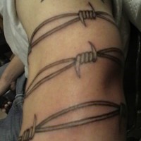 Tatuaje en el brazo, tres filas de alambre de espina