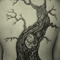 Tatuaje en la espalda, árbol con embrión en él