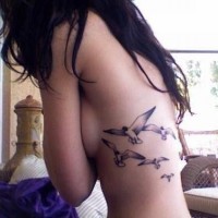 Tatuaggio carino sulla schiena gli uccelli che volano