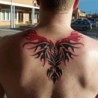 Tatuaje en la espalda, fénix tribal. colores rojo y negro
