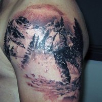 Tatuaje en el hombro, snowboarder en las montañas, colores negro blanco