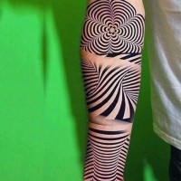 fresco nero e bianco diverse ornamenti ipnotici tatuaggio su braccio