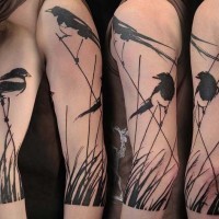 Tatuaje en el brazo, bandada de pájaros en la hierba, tinta negra