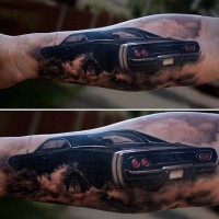 fresca macchina nera avambraccio tatuaggio