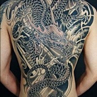 Tatuaje en la espalda, dragón grande chino de colores gris y negro