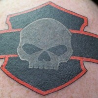 Tatuaje  de logotipo de colores rojo y negro con calavera