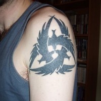 Tatuaje en el hombro, signo formado de cuervos, tinta negra