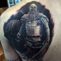 Tatuaje en el omóplato, guerrero antiguo majestuoso