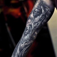 Cooles schwarzes im Horror Stil Unterarm Tattoo mit menschlichen Köpfen am Speer und altem gruseligem Haus