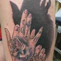 Cooles schwarzes Schatten Tattoo am Oberschenkel mit tollen bemalten Händen