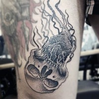 Tatuaje en el muslo,  medusa decorada con cráneo tremendo