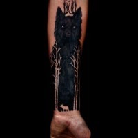 Cooles Tattoo von schwarzem Wolf in Tusche und Wald am  Unterarm von Nick Hart
