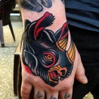 fresco nero dipinto rinoceronte tatuaggio su mano di uomo