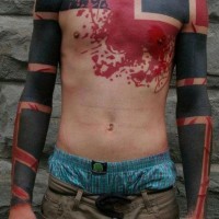 Cooles schwarzrotes Tattoo in Blackwork Stil auf der Brust