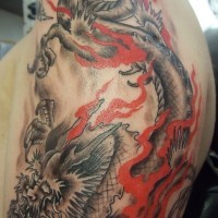 Tatuaje en el brazo, dragón japonés en las llamas