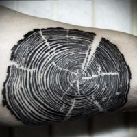 Tatuaje de anillo de crecimiento del árbol, color negro