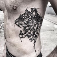 Genial tatuaje de blackwork estilo de tigre enojado por Inez Janiak