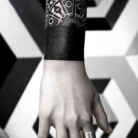 Cooles schwarzes Werk Handgelenk Tattoo von Last Hope