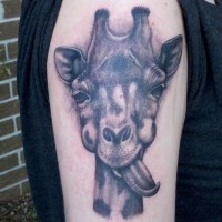 Tatuaje en el brazo,  retrato de jirafa divertida