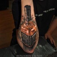 Tatuaggio realistico sul braccio la bottiglia di whiskey by Laukis