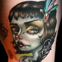 Cooles cartoonisches farbiges 3D Oberschenkel Tattoo mit  Porträt der gruseligen Frau