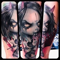 Tatuaje en el antebrazo, mujer demoniaca con cuernos pequeño