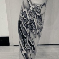Tatuaje de espada rota  en la pierna, colores negro blanco