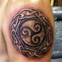 bello nodo celtico tatuaggio sulla spalla