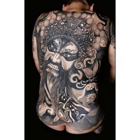 Tatuaje en la espalda, rostro de deidad severo, tamaño enorme