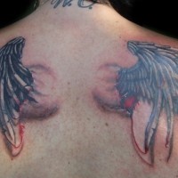 fresco colorato di sangue ali di corvo tatuaggio su parte superiore della schiena