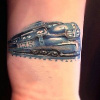 Tatuaje de  tren moderno azul  en la muñeca