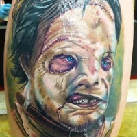 incredibile colorato ritratto molto realistico mostro tatuaggio su gamba