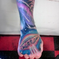 Impresionante tatuaje la nave alienígena en color en el brazo