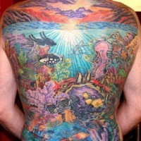 Tatuaje en la espalda, océano con plantas acuáticas