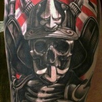 Tatuaje  de esqueleto de samurái en el brazo