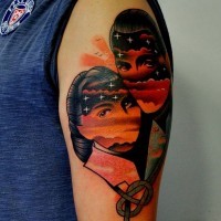 Tatuaje en el brazo, retrato de pareja enamorada sin caras