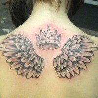 fresco corona e ali tatuaggio sulla schiena per ragazza