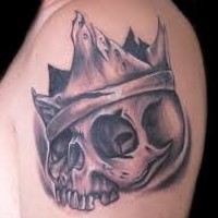 Coole Krone Tattoo und schöner Schädel