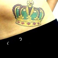 bella corona tatuaggio su pancia di ragazza