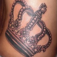 Tatuaje de corona con cruz pequeña