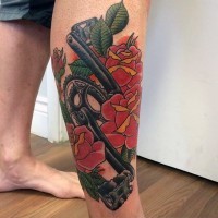 Tatuaje en la pierna, pedales de bicicleta y rosas rojas