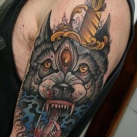 Tatuaje en el brazo, cabeza de lobo perforada por la daga