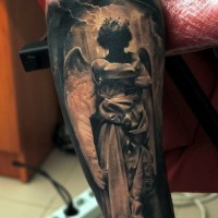 Tatuaje de ángel de color oscuro