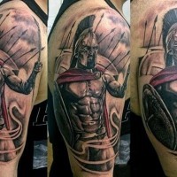 Tatuaje en el brazo, guerrero espartano detallado