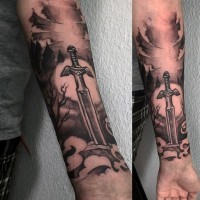 Tatuaje en el antebrazo, espada estupenda en el bosque misterioso