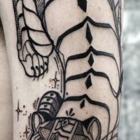 Tatuaje en el brazo, tigre grande fantástico, colores negro y blanco